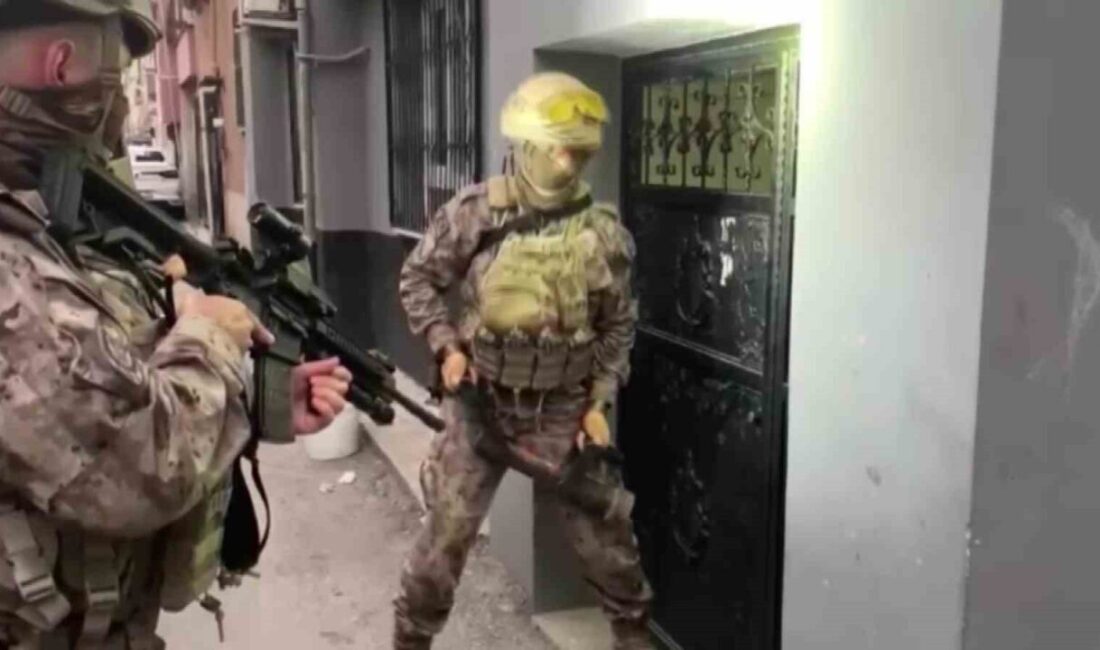 Adana’da tetikçiler 600 saatlik görüntüler izlenerek yakalandı Adana’da iki tetikçi, özel harekât polislerinin desteğiyle düzenlenen operasyonla kapı