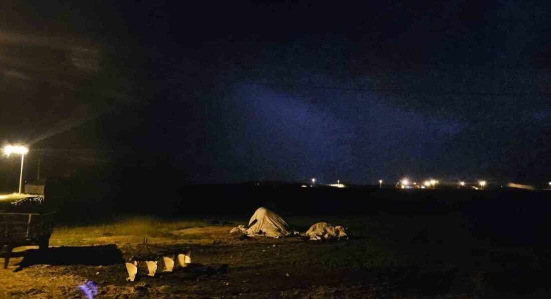 Adilcevaz’da şimşekler geceyi aydınlattı Bitlis’in Adilcevaz ilçesinde, etkili olan yağmurun ardından çakan şimşekler geceyi