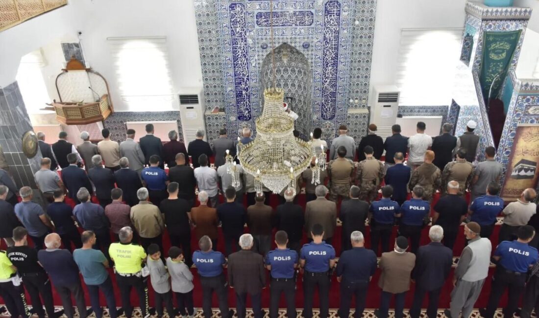 Adıyaman’da şehit polisler için mevlit okutuldu Adıyaman’da, polis merkezinde meslektaşları tarafından uğradıkları silahlı saldırıda hayatını kaybeden