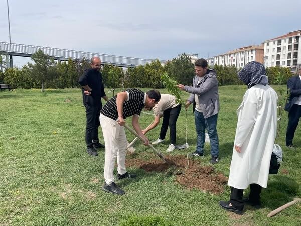Afyonkahisar’da “Ekibini Kur, İyilikle Değiştir, Dönüştür” projesi hayata geçirildi Afyonkarahisar Müftülüğü Diyanet Gençlik Merkezi, üniversite öğrencileriyle birlikte cami çevresinde