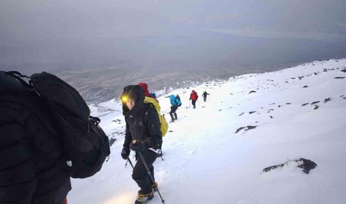 Ağrı Dağı dünyanın dört bir yanından misafirlerini ağırlıyor Türkiye’nin en yüksek noktası olan Ağrı Dağı, bu kez dünyanın