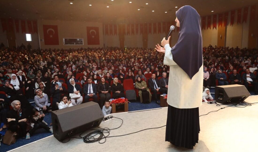 Ailede rol dağılımı ve sorumluluklarını anlattı Aile Danışmanı Saliha Erdim, Erzurum’da ailelere seslendi, ailede rol dağılımı