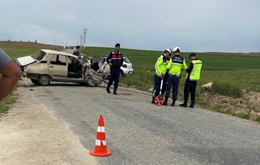 Aksaray’da otomobiller çarpıştı: 1 ölü, 3 yaralı Aksaray’da iki otomobilin çarpıştığı kazada 1 kişi hayatını kaybetti, 3