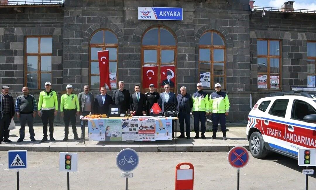 Akyaka’da Trafik Haftası etkinliği Akyaka’da Karayolları Trafik Haftası etkinlikleri sürüyor. Kars’ın Akyaka ilçesinde Karayolu