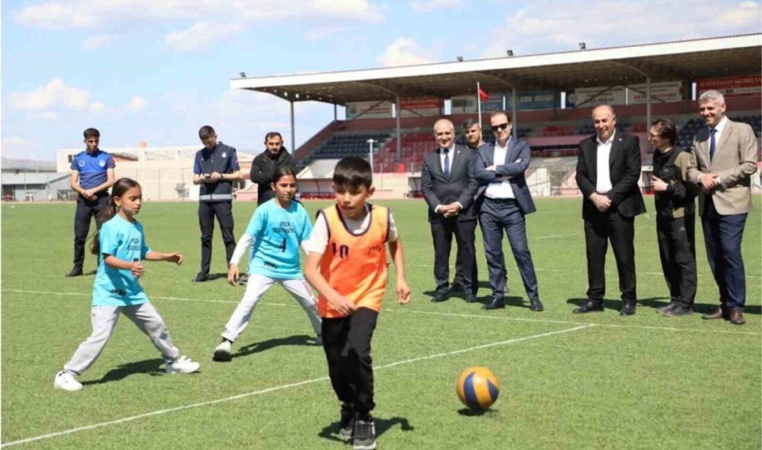 Alaca’da çocuklar oyun şenliğinde buluştu Alaca Gençlik Merkezi tarafından geleneksel hale getirilen çocuk oyunları şenliği