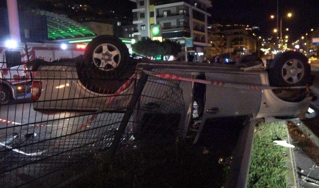 Alanya’da takla atan otomobil hurdaya döndü: 2 yaralı Antalya’nın Alanya ilçesinde takla atarak hurdaya dönen araçtaki 2 kişi