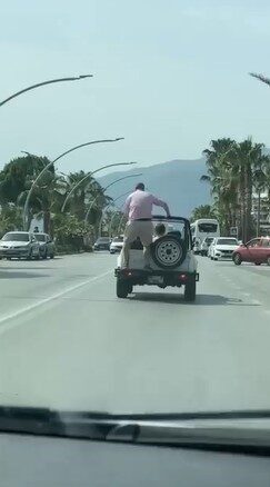 Alanya’da üstü açık araçla trafiği tehlikeye attılar Antalya’nın Alanya ilçesinde üstü açık araçla gezintiye çıkan bir grup