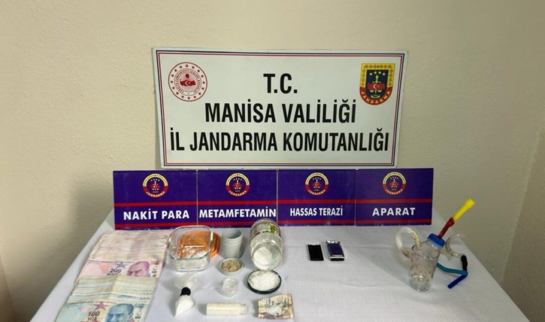 Alaşehir’de uyuşturucudan 2 tutuklama Manisa’nın Alaşehir ilçesinde jandarma ekiplerince düzenlenen uyuşturucu operasyonunda 617 gram