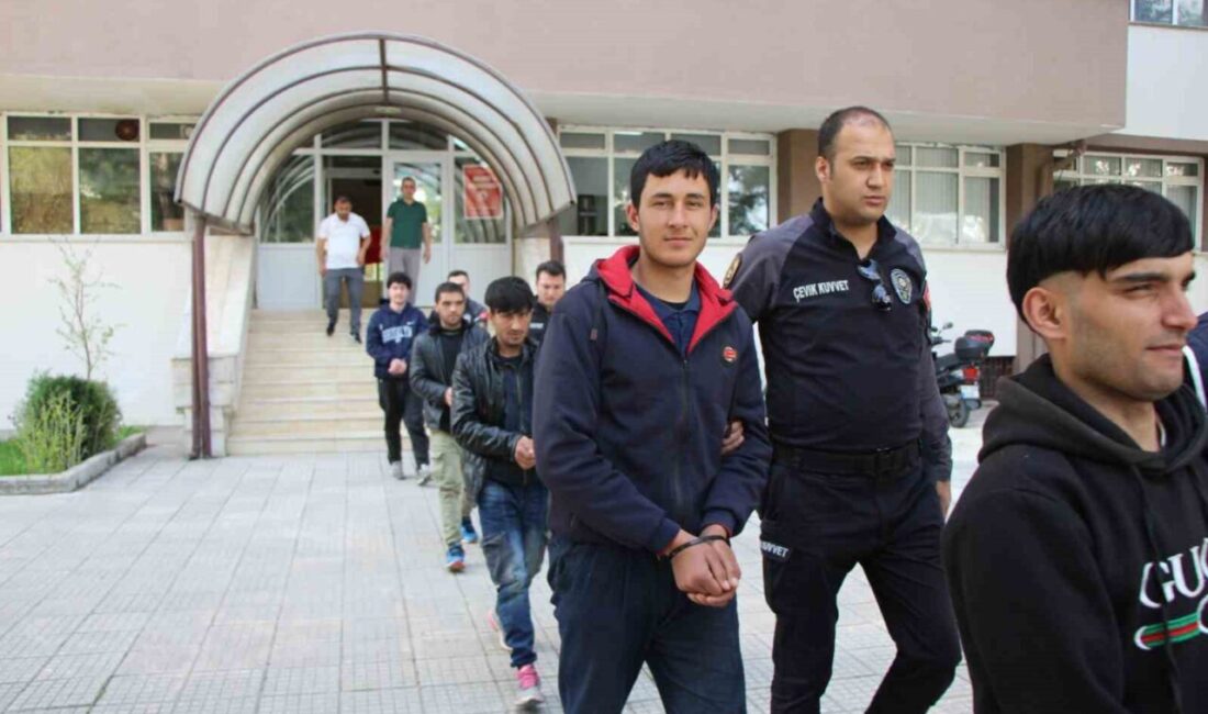 Amasya’da 6 kaçak göçmen yakalandı Amasya’da polisin arama yaptığı otomobilde Afganistan uyruklu 6 kaçak göçmen
