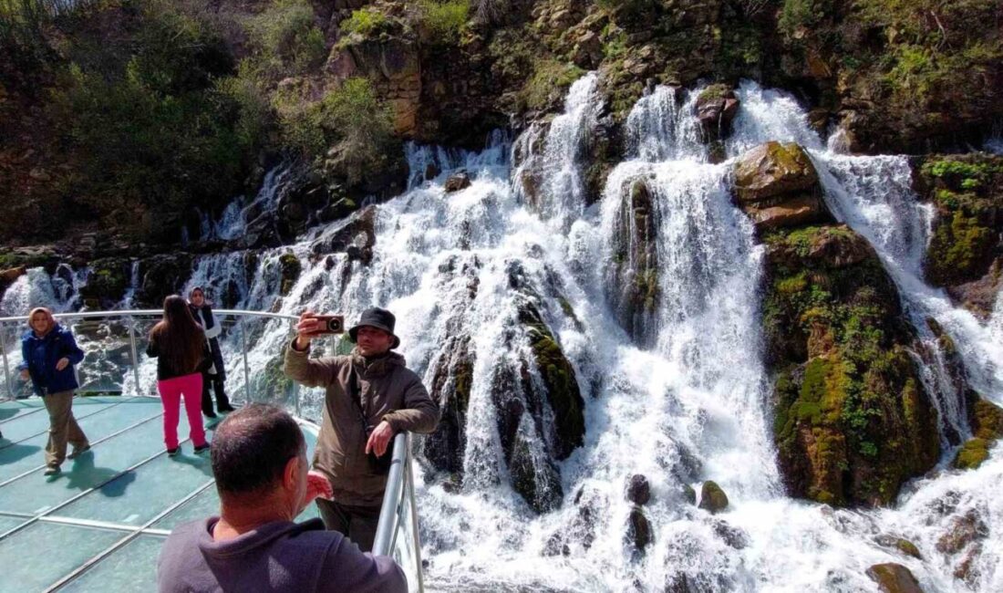 Anadolunun en etkileyici şelalelerinden Tomara Şelalesi ziyaretçilerini ağırlamaya başladı Türkiye’de turizm otoriteleri tarafından görülmesi tavsiye edilen 10 şelale arasında