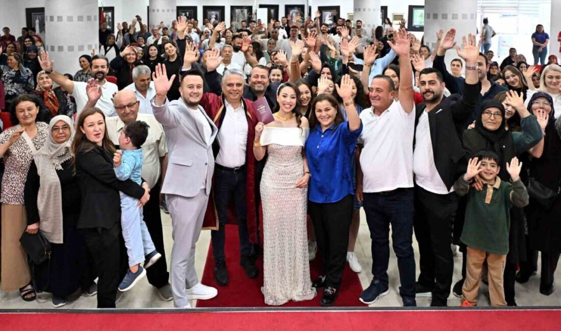Antalya’da ’05.05.2025’ yoğunluğu: 15 çift “Evet” dedi Antalya’nın Muratpaşa ilçesinde evliliklerine unutulmaz bir tarih seçmek isteyen 15