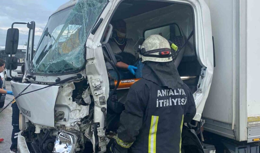 Antalya’da 3 aracın karıştığı zincirleme kazada 1 kişi yaralandı Antalya’nın Serik ilçesinde 3 aracın karıştığı zincirleme kazada kamyonet içinde