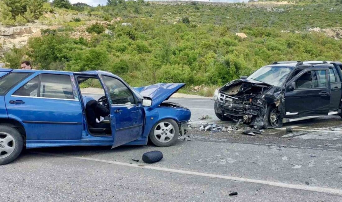Antalya’da iki araç çarpıştı: 1 ölü, 2 yaralı Antalya’da iki aracın çarpışması sonucu meydana gelen trafik kazasında 1