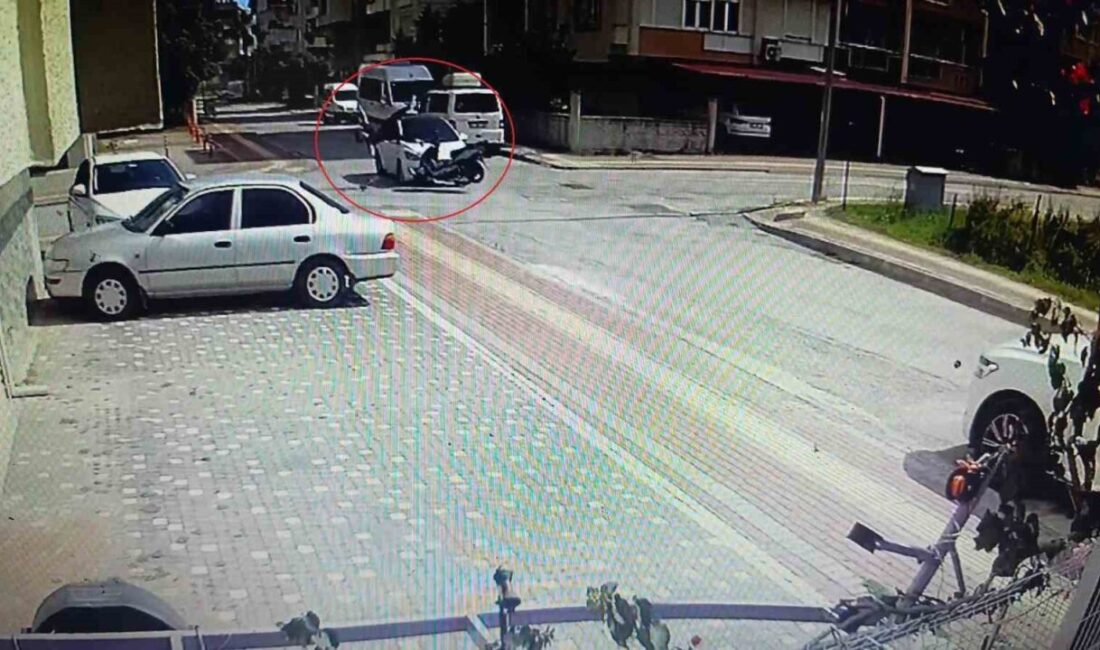 Antalya’da otomobille çarpışan motosiklet sürücüsü havada taklalar attı Antalya’da kavşak sisteminde otomobil ile çarpışan motosiklet sürücüsünün havada taklalar