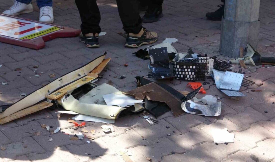 Antalya’da şüpheli çantadan bilgisayar klavyesi çıktı Antalya’da kaldırım kenarına bırakılan ve vatandaşın ihbarı üzerine Bomba İmha