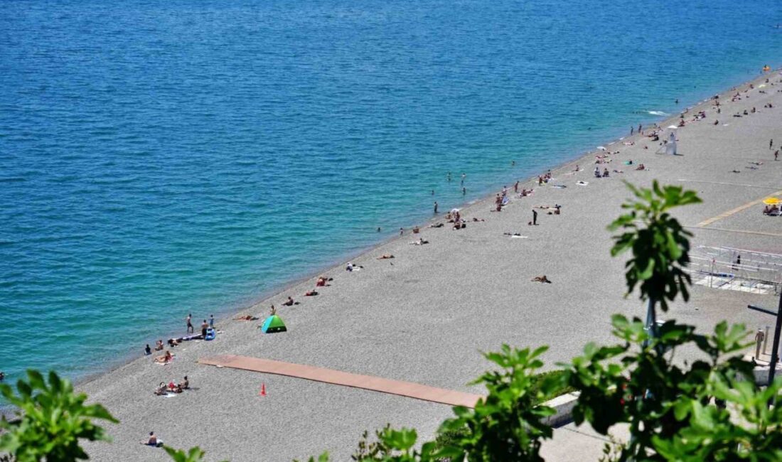 Antalya’da termometreler 28 dereceyi gösterdi, tatilciler denizin keyfini çıkardı Antalya’da termometrelerin 28 dereceye ulaşmasıyla birlikte yerli ve yabancı vatandaşlar