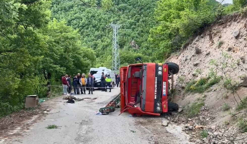 Artvin’de iş makinesi kaza yaptı: 1 ölü, 2 yaralı Artvin’in Şavşat ilçesine bağlı Tepeköy Köyü girişinde meydana gelen kazada