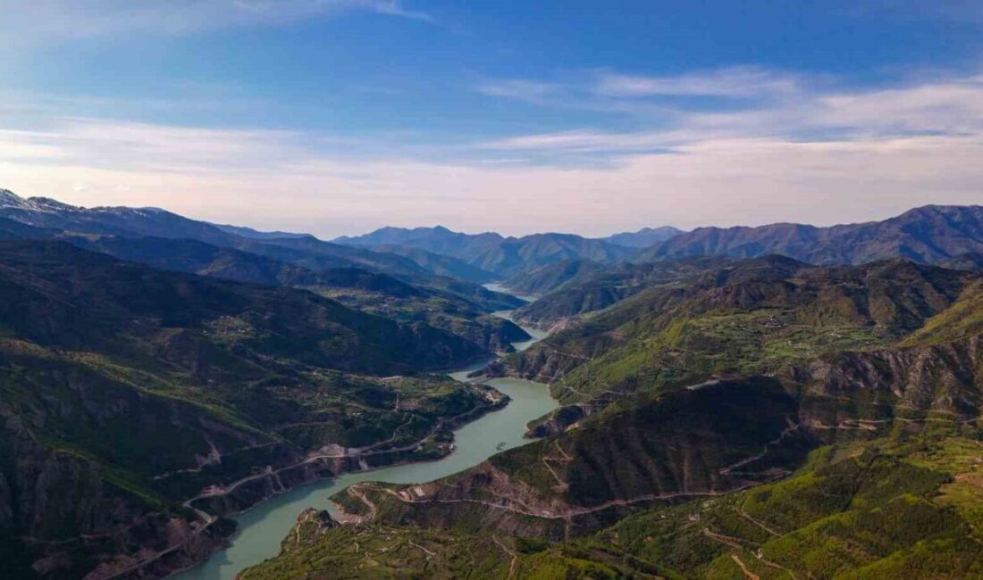 Artvin’in karlı dağlarından ilkbahar görüntüsü Artvin’in yüksek kesimlerinde kar etkisini sürdürürken, vadilerde ilkbaharın gelişiyle birlikte