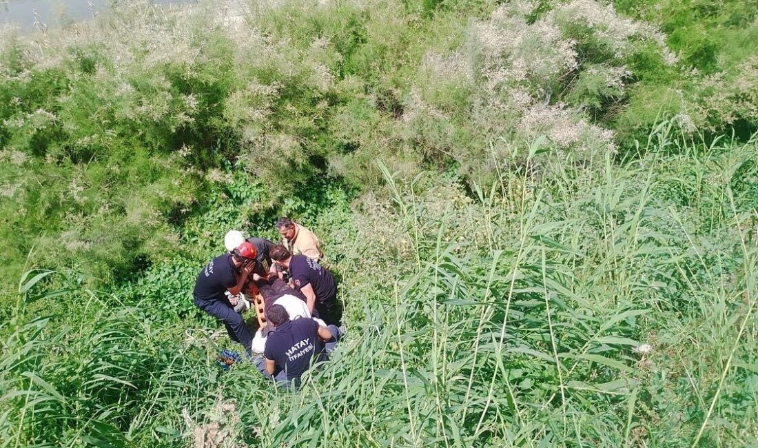 Asi nehri yatağına uçan motosikletin sürücüsü yaralandı Hatay’da sürücüsünün direksiyon hakimiyetini kaybetmesiyle Asi nehri yatağına uçan motosikletin