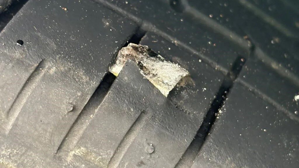 Avusturalya’da kamyondan dökülen metal dökümler 300’den fazla aracın lastikleri patladı Avusturalya’da ülkenin en işlek otoyollarından birinde seyreden kamyondan 750 kg