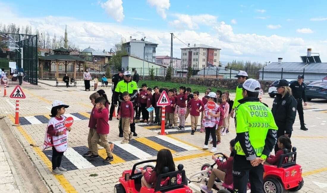 Aydıntepe’de Trafik Haftası nedeniyle etkinlik düzenlendi Trafik ve İlkyardım Haftası dolayısıyla Aydıntepe’de öğrencilere yönelik etkinlik düzenlenerek,