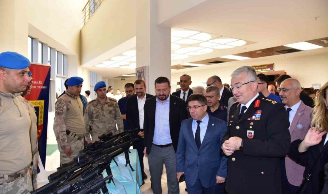 Balıkesir’de Ulusal Savunma ve Teknoloji zirvesi düzenlendi Balıkesir Üniversitesi, Milli Savunma ve Teknoloji Topluluğu tarafından düzenlenen ve