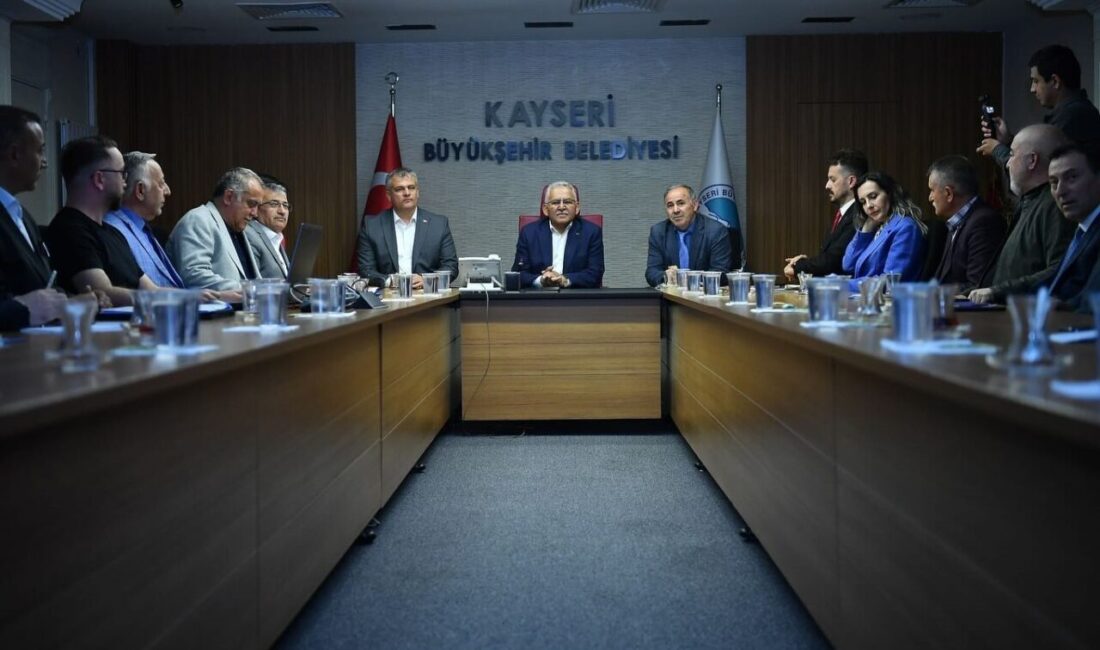 Başkan Büyükkılıç’a yazılımı tamamlanan ‘Muhtarlık Bilgi Sistemi’ sunumu Kayseri Büyükşehir Belediye Başkanı Dr. Memduh Büyükkılıç’a, Kayseri Büyükşehir Belediyesi