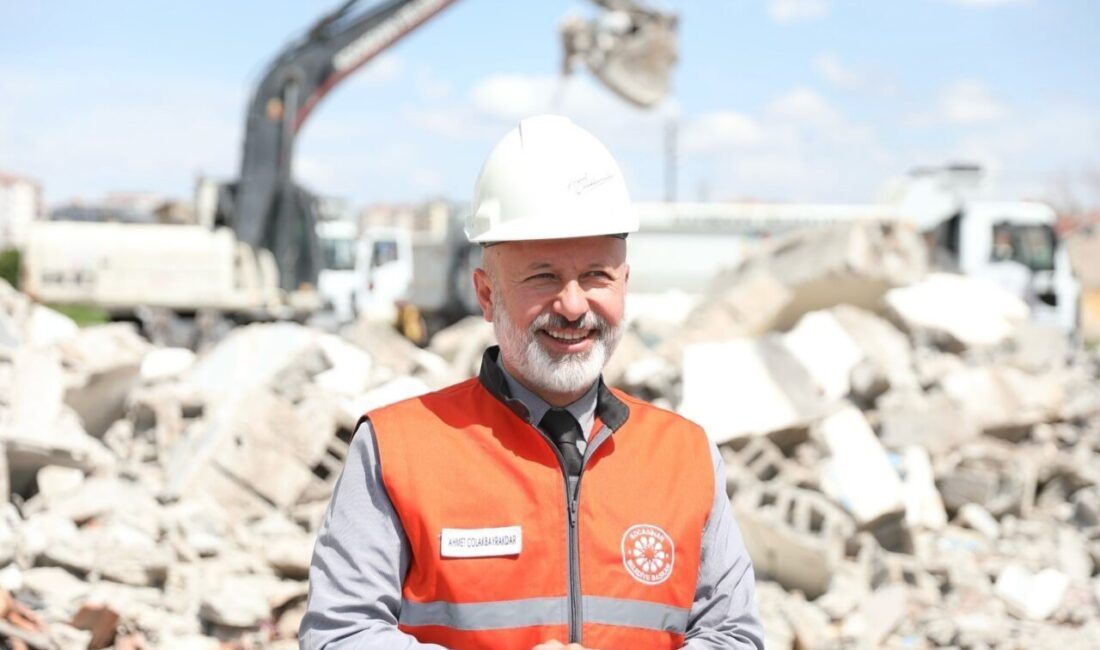 Başkan Çolakbayrakdar: “İğne oyası gibi işledik, şimdi modern yaşam başlıyor” Kocasinan Belediye Başkanı Ahmet Çolakbayrakdar, Yunusemre bölgesinde 5 yıldır bekleyen