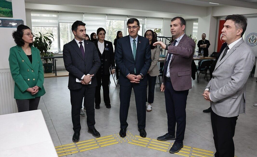 Başkan Eyüp Kahveci’den KSBÜ Engelsiz Yaşam Merkezi’ne destek ziyareti Kütahya Belediye Başkanı Eyüp Kahveci, Kütahya Sağlık Bilimleri Üniversitesi (KSBÜ)