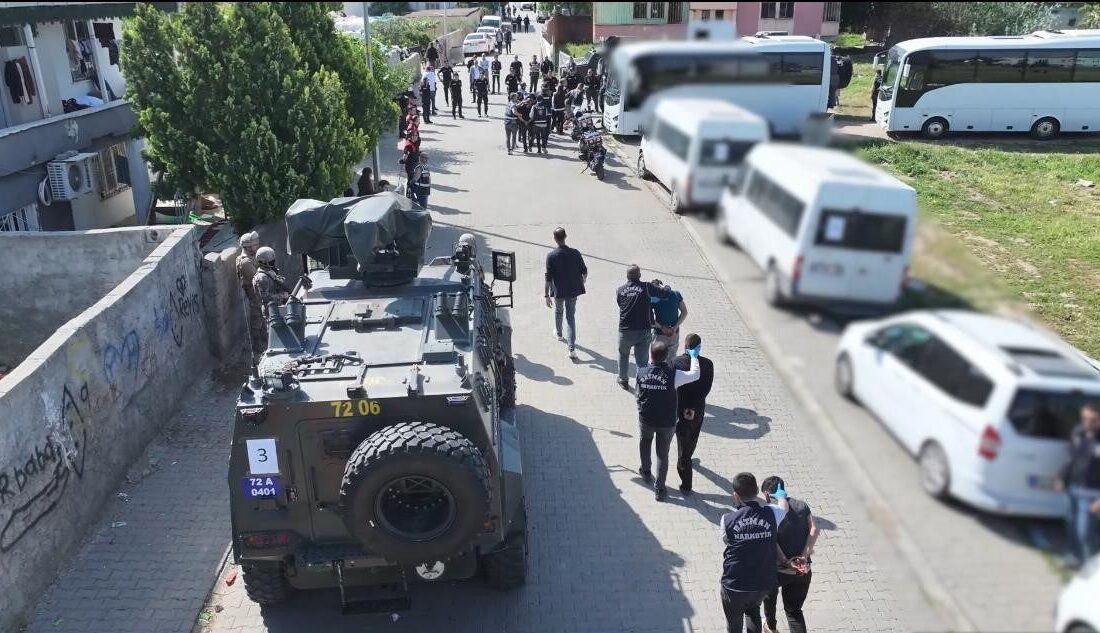 Batman’da zehir tacirlerine büyük darbe: 15 adrese eş zamanlı baskın, 18 tutuklama Batman’da Narkotik Suçlarla Mücadele Şube Müdürlüğü ekiplerince düzenlenen geniş çaplı