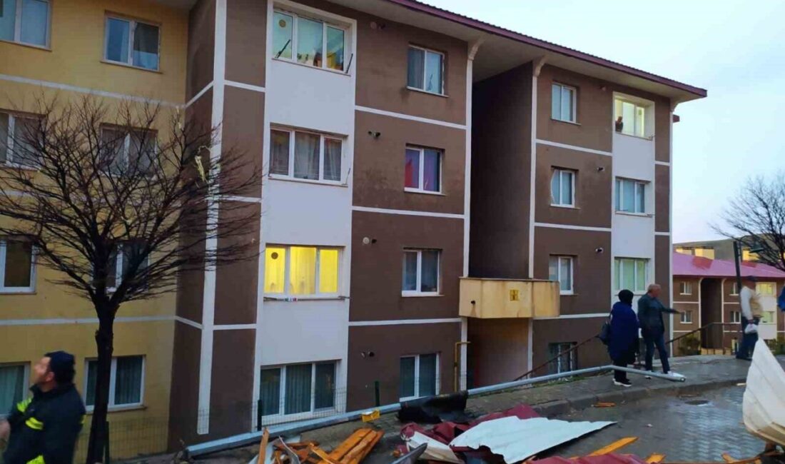 Bayburt’ta kuvvetli rüzgar evlerin çatılarını uçurdu Bayburt’ta akşam saatlerinde etkili olan rüzgar, bazı evlerin çatılarını uçurdu.