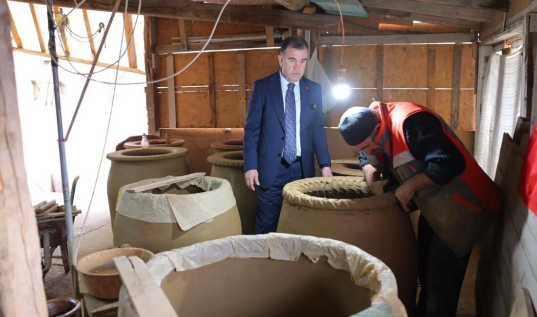 Bayburt’un tek tandır ustası Vali Eldivan’ın da dikkatini çekti Bayburt’ta 45 yılı aşkın zamandır tandır işiyle uğraşan, Türkiye’nin çeşitli