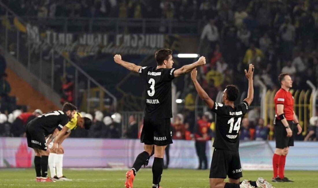 Beşiktaş 20 yıl sonra ilki başardı Beşiktaş, 2004-2005 sezonunun ardından Fenerbahçe ile Süper Lig’de oynadığı iki