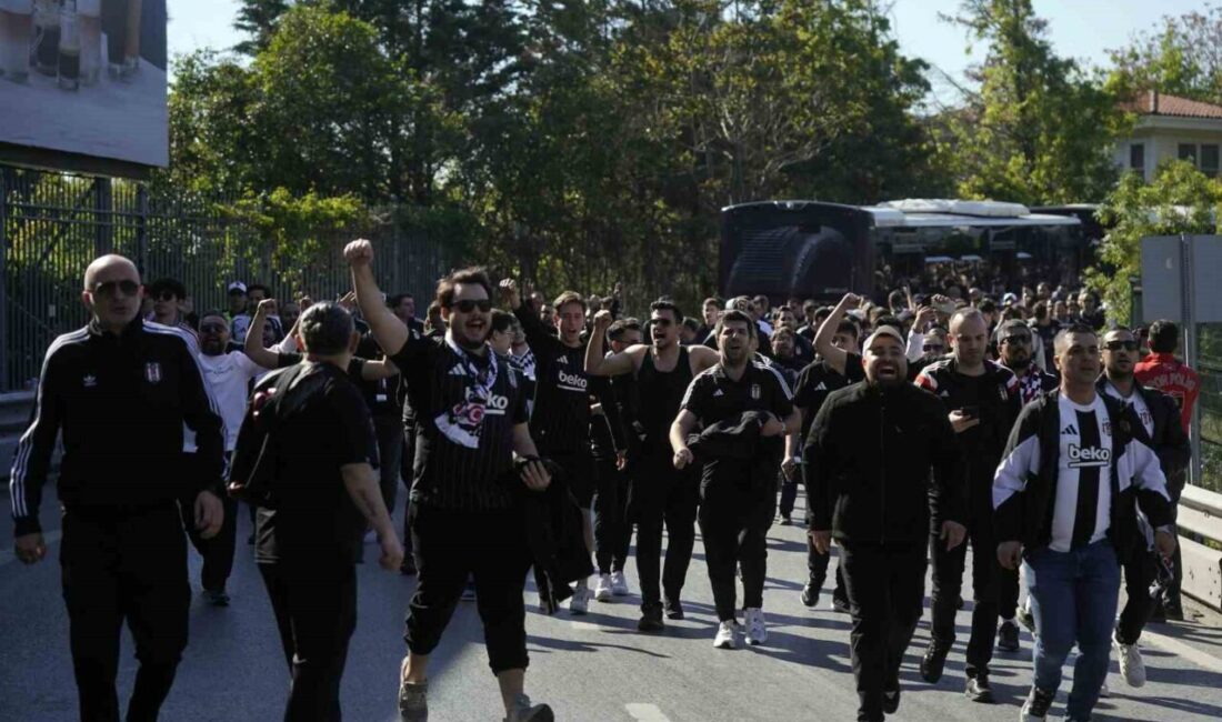 Beşiktaş taraftarı stada geldi Fenerbahçe derbisini tribünden takip edecek Beşiktaş taraftarları, Ülker Stadyumu’na geldi.