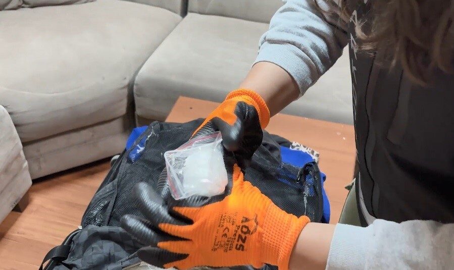 Bitlis’te 3 kilo 700 gram metamfetamin ele geçirildi Bitlis Emniyet Müdürlüğü tarafından durdurulan yolcu otobüsünde yapılan aramada 3