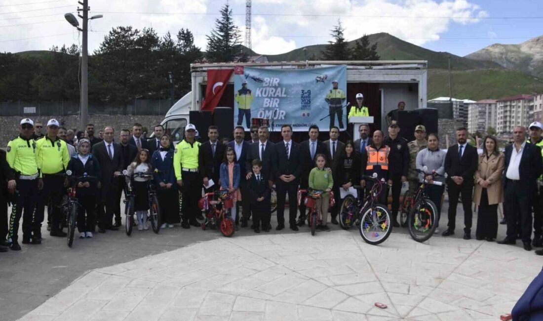 Bitlis’te Trafik Güvenliği Haftası etkinliği Bitlis’te Trafik Güvenliği Haftası etkinlikleri kapsamında düzenlenen programda, öğrencilere trafik