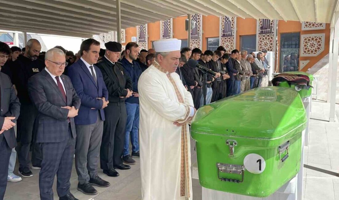 Boğazları kesilerek öldürülen abi kardeş toprağa verildi Sivas’ta boğazları kesilerek öldürülen 22 ve 16 yaşındaki iki kardeş