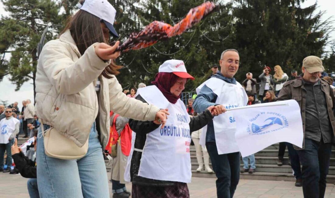 Bolu’da 1 Mayıs halaylar çekilerek kutlandı Bolu’da 1 Mayıs Emek ve Dayanışma Günü’nü işçiler halaylarla kutladı.