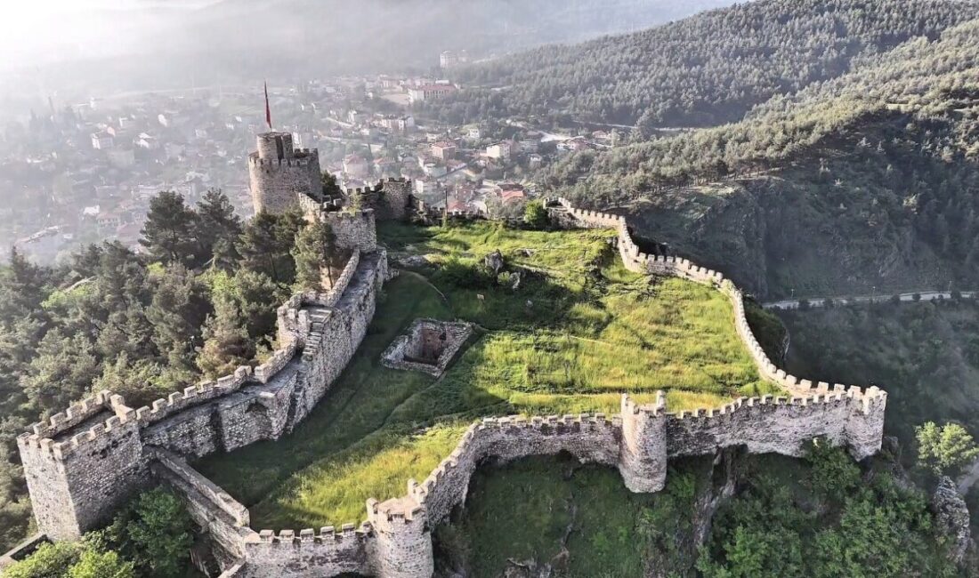 Boyabat Kalesi: 2 bin 700 yıldır tarihe meydan okuyor Sinop’un Boyabat ilçesinde yer alan tarihi Boyabat Kalesi, milattan önce