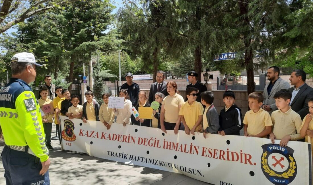 Bozkır’da ilkokul öğrencilerine trafik eğitimi Konya’nın Bozkır ilçesinde Trafik Haftası etkinlikleri çerçevesinde ilkokul öğrencilerine trafik