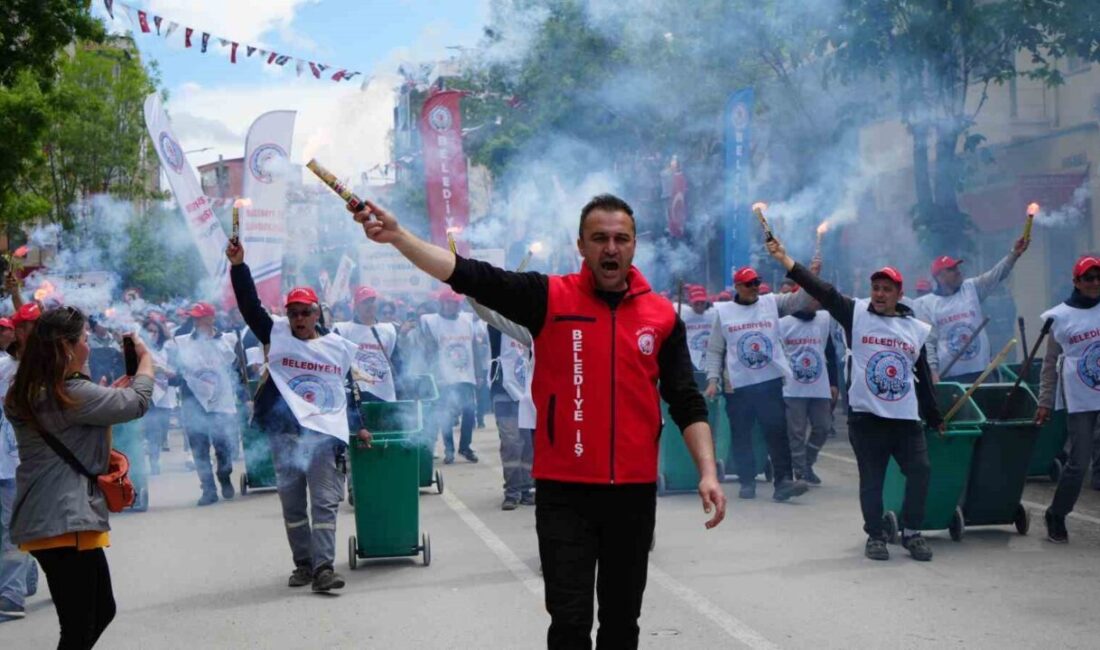 Burdur’da 1 Mayıs Emek ve Dayanışma Günü yürüyüş ve halaylarla kutlandı Burdur’da 1 Mayıs Emek ve Dayanışma Günü, yapılan kortej yürüyüşü