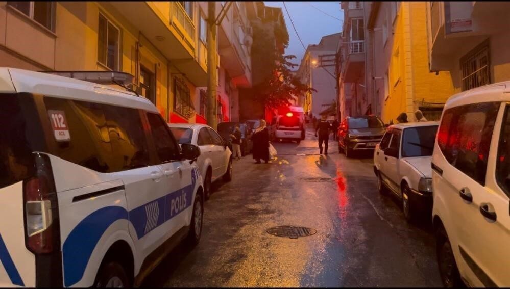 Bursa’da 1 kişinin hayatını kaybettiği yangın anı kameraya yansıdı Bursa’nın Yıldırım ilçesinde bir evde çıkan yangında 63 yaşındaki engelli