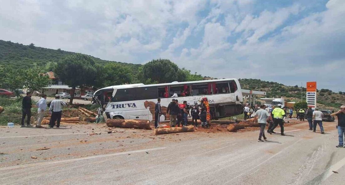 Çanakkale’de otobüs kazası: 6 ölü Çanakkale’de Truva Turizm’e ait yolcu otobüsü ile tomruk yüklü kamyon