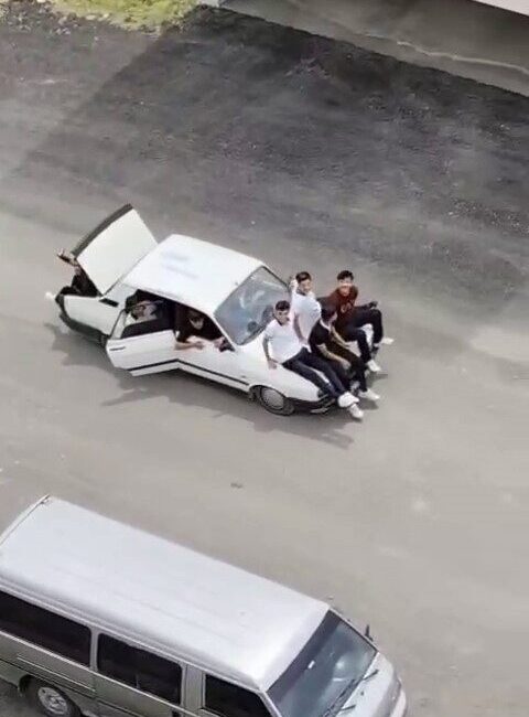 Canlarını hiçe saydılar: Bu kadarı da olmaz dedirten görüntü Adana’da çok sayıda çocuk, bir otomobilin kaput ve bagajında tehlikeli