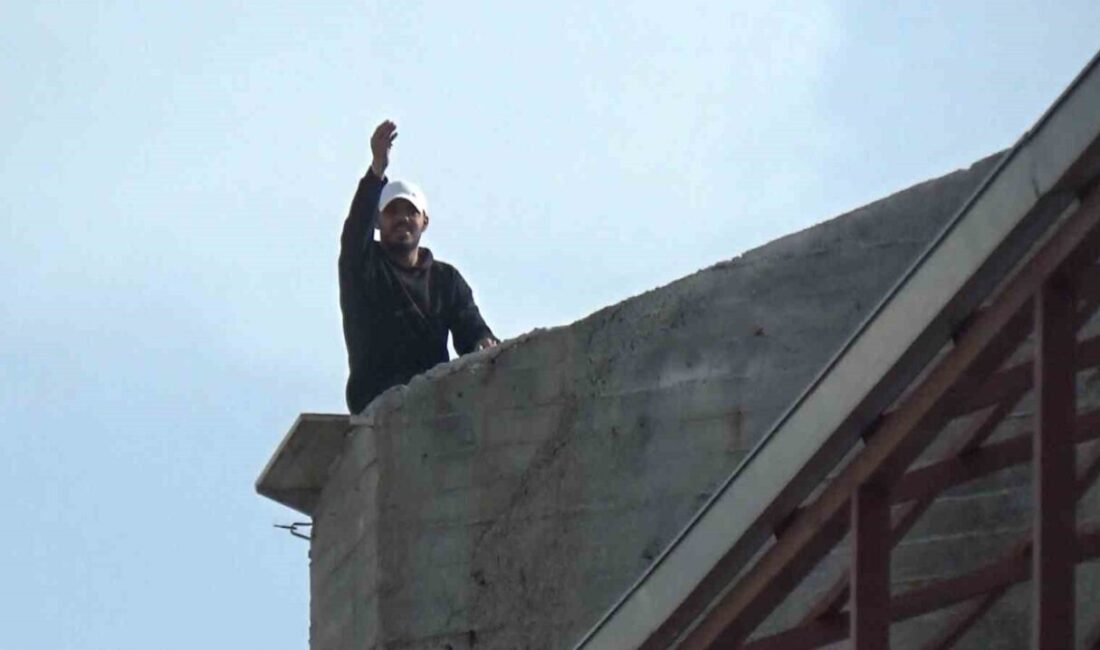 Çatıya çıktı, kendisini ikna etmeye çalışan polislere “gazeteciler gitsin inerim” dedi Aydın’ın Efeler ilçesinde alacağı olduğu iddiasıyla şantiyenin çatısına çıkan bir