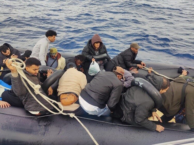 Çeşme açıklarında lastik bottaki 24 göçmen Sahil Güvenlik ekiplerince kurtarıldı İzmir’in Çeşme ilçesi açıklarında Yunanistan unsurlarınca Türk karasularına geri itilen