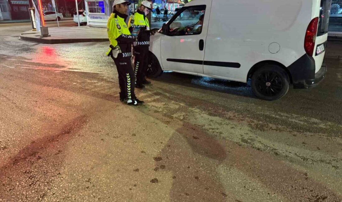 Çorum’da polis ekiplerinden ehliyet kemeri uygulaması Çorum’un Alaca ilçesinde polis ekipleri, emniyet kemeri uygulaması yapıp sürücülere