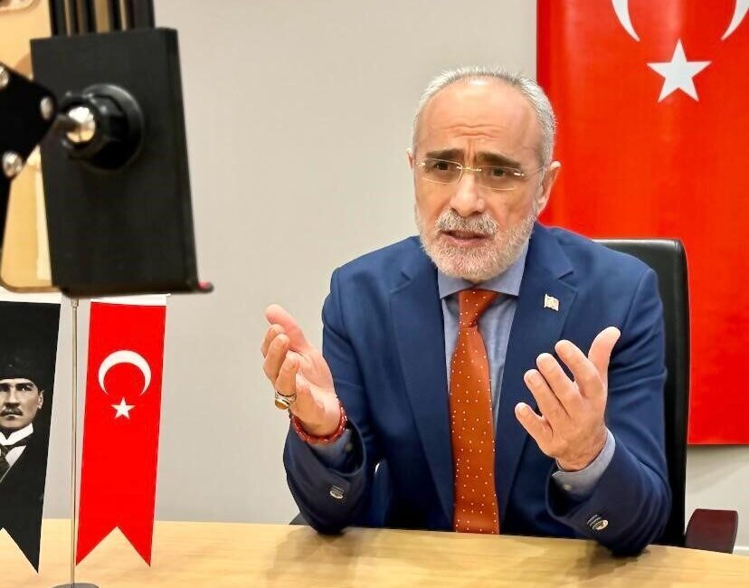 Cumhurbaşkanı Başdanışmanı Topçu: “Çok dil bilen bir insan, her toplumda hayatın içinde hep bir adım önde olmuştur” Cumhurbaşkanı Başdanışmanı Yalçın Topçu, “Kendi ana dilinizi iyi bilmeniz, başka