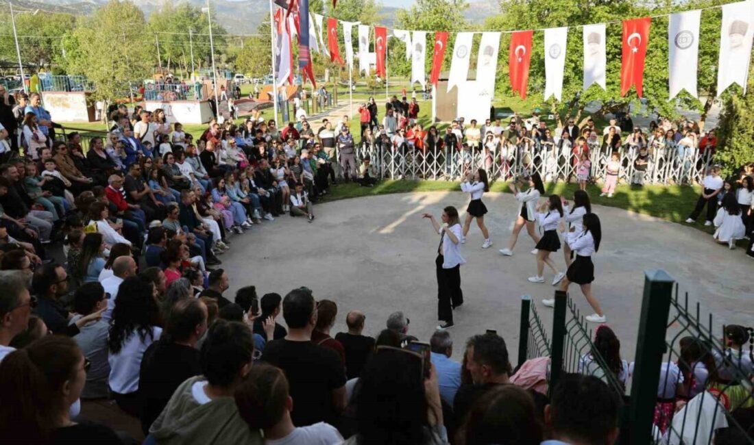 Dansın tüm renkleri Menteşe’de buluştu Menteşe Belediyesi ve Muğla Büyükşehir Belediyesi’nin ortaklaşa düzenlediği, Muğla Sıtkı