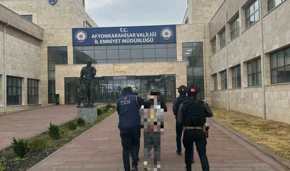 DEAŞ ile bağlantılı olduğu öne sürülen 3 kişi yakalandı Afyonkarahisar’da polis tarafından gerçekleştirilen operasyonda, DEAŞ terör örgütü ile bağlantılı